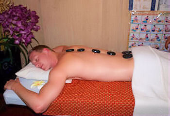 traditionele Hotstone massage bij Chokdee Massage in Alkmaar traditionele Hotstone massage bij Chokdee Massage in Alkmaar